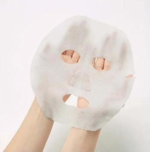 Đắp mặt nạ giấy dưỡng da cũng là cả một nghệ thuật